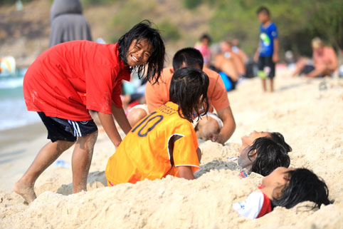 Children living with HIV/AIDS from The Camillian Social Center Rayong having a day out AT THE BEACH WITH Gerard Lubbers & Johan de Graauw