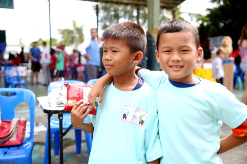 children living with HIV/AIDs were invited to CHRISTMAS FAIR at the Garden International School Ban Chang. 