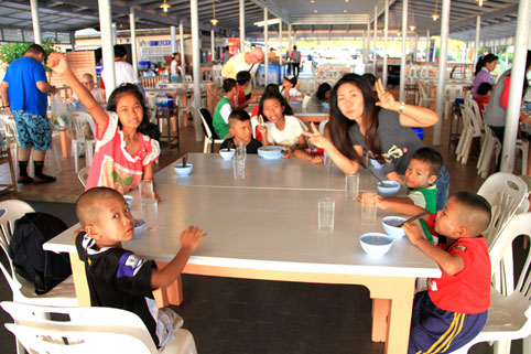 Children living with HIV/AIDS from The Camillian Social Center Rayong having a day out with Norman Vernon and friends form Bolton and North West England. 