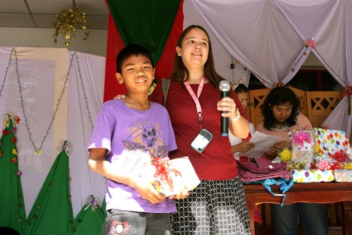 PATTAYA BAY RADIO 103FM MAKE A VERY SPICAL CHRISTMAS FOR THE CHILDREN OF THE CAMILLIAN SOCIAL CENTER RAYONG LIVING WITH HIV/AIDS. 