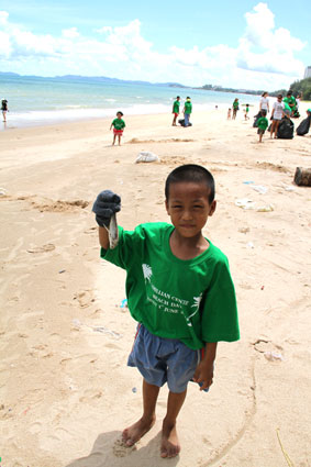 The Regent School Pattaya invited the children living with HIV/AIDS at the Camillian Social Center Rayong to the beach.